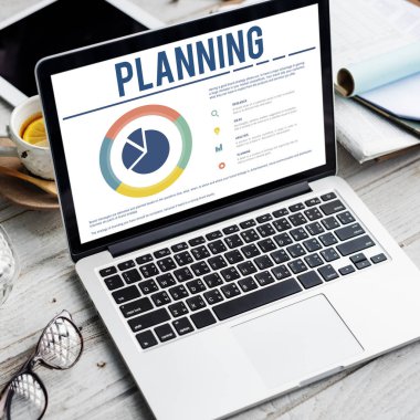 ekranda metin olan dizüstü bilgisayar