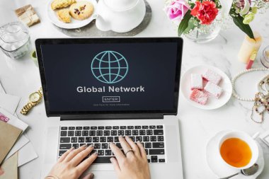 Dizüstü bilgisayarda çalışan kadın