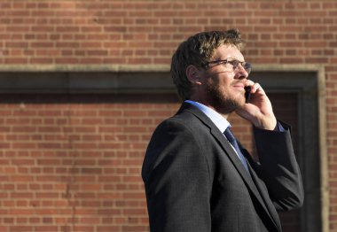 smartphone üzerinde konuşan işadamı 