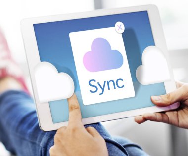 Dijital tablet kullanan kişi