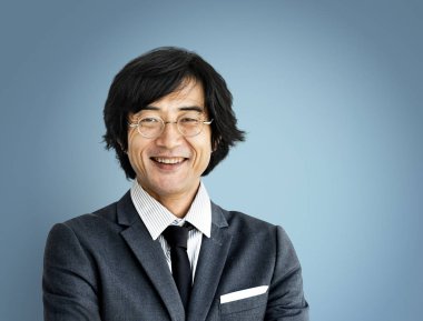 Mavi arka plan üzerinde işadamı 