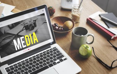 ekranda metin olan dizüstü bilgisayar