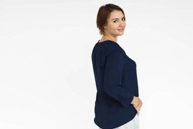 kadın stüdyoda poz 