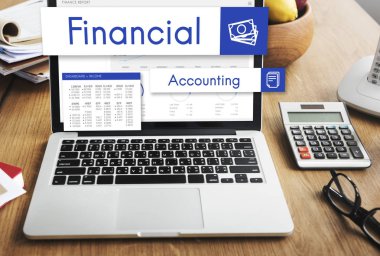 ekranda metin olan dizüstü bilgisayar