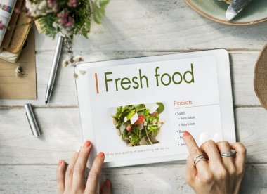 dijital tablet kullanan kadın