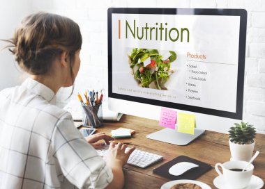 Bilgisayarda Çalışan Kadın 