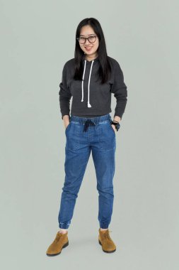 kadın stüdyoda poz