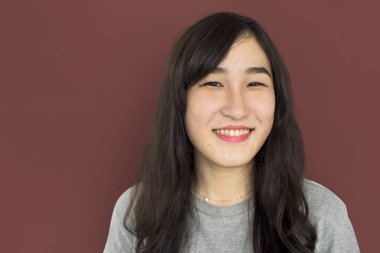 Asyalı kadın stüdyoda poz 