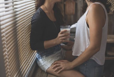 Lezbiyen çift birlikte vakit geçiriyor.