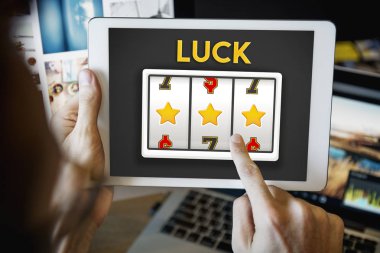 Dijital tablet kullanan adam