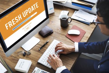 bilgisayarla çalışma iş adamı