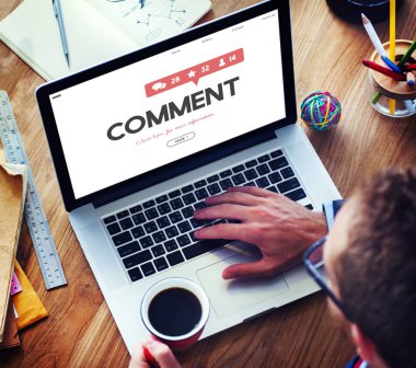 İş adamı dizüstü bilgisayar kullanıyor