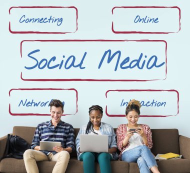 Dijital cihazlar kullanan öğrenciler