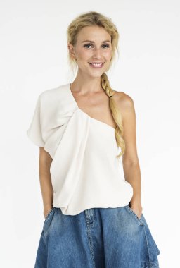 Stüdyoda genç bir kadın 