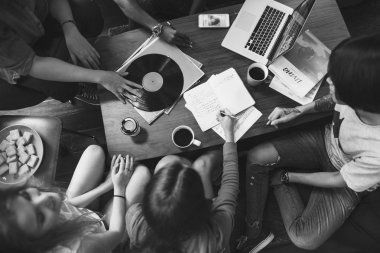 Arkadaşlar birlikte takılıyor.