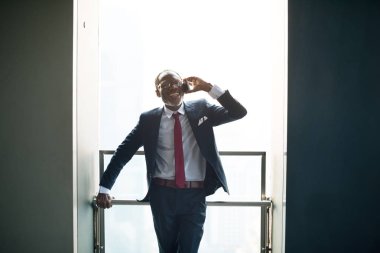 Afrika adam akıllı telefon kullanma