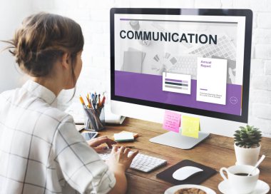 Bilgisayarda Çalışan Kadın 