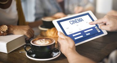 Tablet kahve dükkanında kullanan kişi