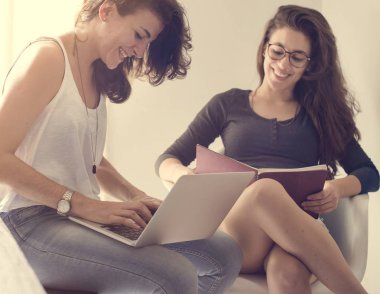 Lezbiyen çift birlikte vakit geçiriyor.