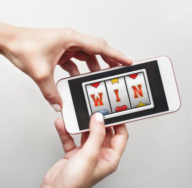 Akıllı telefon kullanan adam 