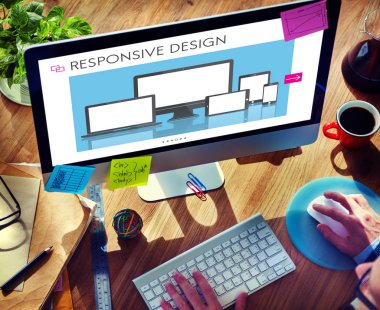 Bilgisayar kullanan bir iş adamı 