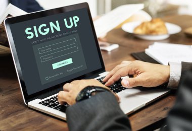 Dizüstü bilgisayarda çalışan iş adamı 