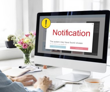 Bilgisayarda Çalışan Kadın