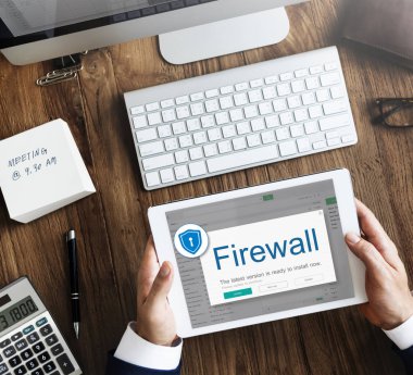 Dijital tablet kullanan işadamı