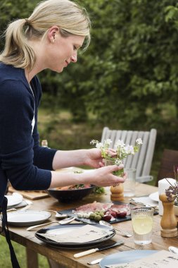 Akşam yemeği için tablo hazırlama kadın