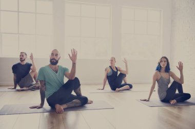 Yoga pratik egzersiz yaparak arkadaşlar 