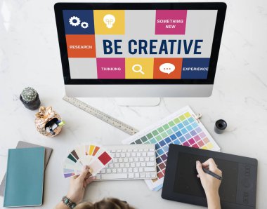 bilgisayarda çalışan tasarımcı