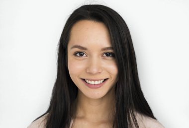 Stüdyoda genç bir kadın 