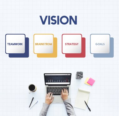  Dizüstü bilgisayarda çalışan kişi