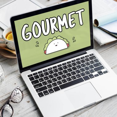 ekranda metin olan dizüstü bilgisayar