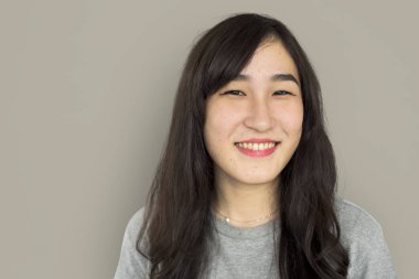 Asyalı kadın stüdyoda poz 