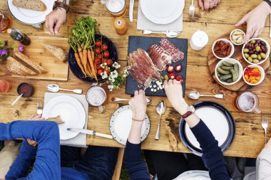 İnsanlar yemek ahşap masa