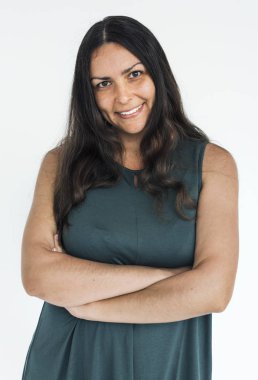 silah tutan kadın gülümseyerek çarpı işareti