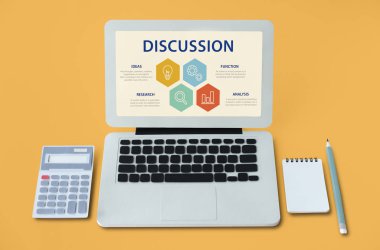 ekranda metin olan dizüstü bilgisayar