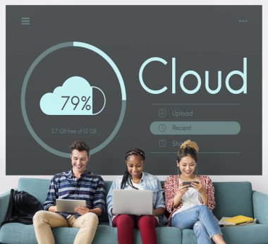 Dijital cihazlar kullanan öğrenciler