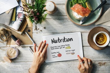 dijital tablet kullanan kadın