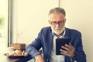 Dijital tablet kullanan adam