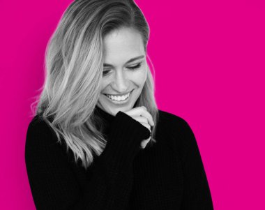 Kafkas kadın gülümsüyor