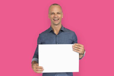 Stüdyoda poz veren adam