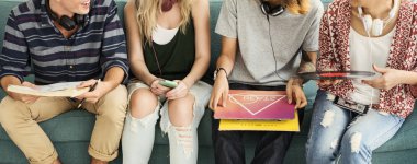 Dijital cihazlar kullanan öğrenciler