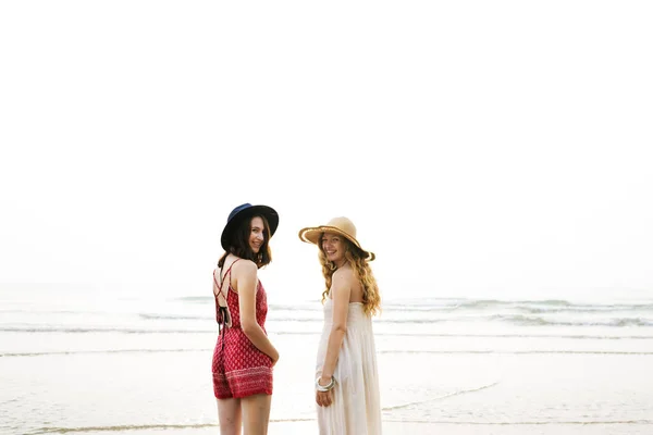 Девушки в платьях на пляже — стоковое фото