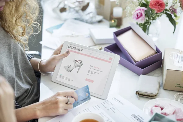 Vrouw winkelen online — Stockfoto