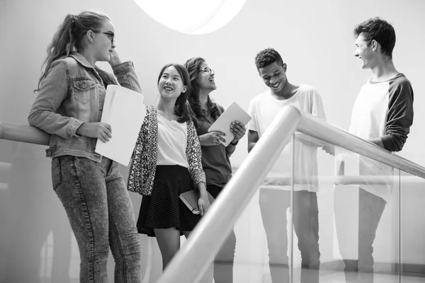 Unga studenter på trappor — Stockfoto