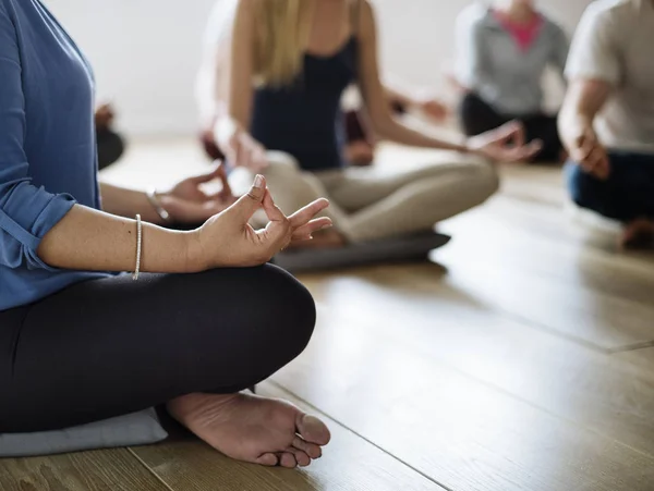 Joga sınıfındaki yapan insanlar — Stok fotoğraf