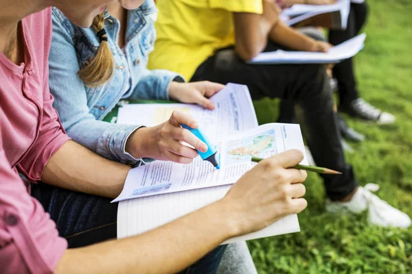 Étudiants assis ensemble et étudiant — Photo