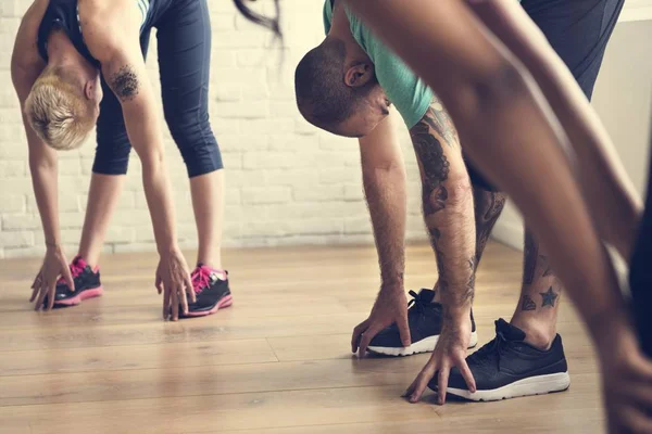 Спортсмени займаються розтягуванням йоги — стокове фото